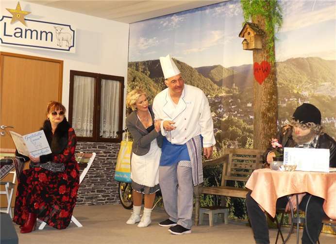Wer ist denn nun der echte Restaurantkritiker – der Landstreicher oder die altbackene Lifestyle-Tussi..?