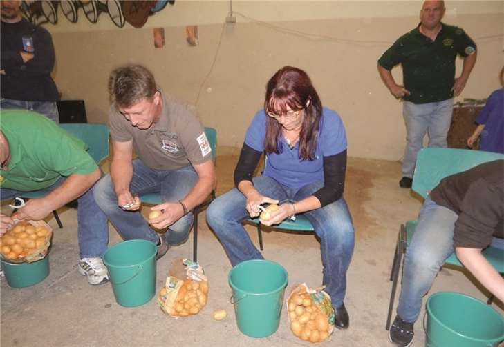 Wer ist der beste Kartoffelschäler? Bei der Spaß-Olympiade wurde genau das ermittelt. GM