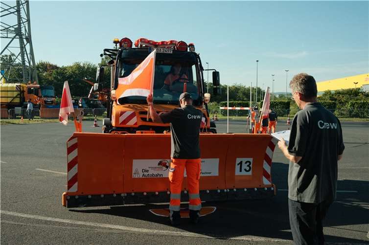 Wer ist der beste Schneepflugfahrer Europas? Das entscheidet sich bei der „2. Europameisterschaft im Schneepflugfahren – Snow Plough Euro 24“, die am26. September auf dem Flugplatz Mendig. Foto: © Maurice Kaluscha / Autobahn GmbH