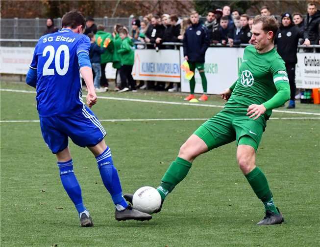 Wer ist zuerst am Ball? Der Oberwinterer Kapitän Mirco Koll (rechts) im Zweikampf mit Yannik Idczak.Fotos: RASCH