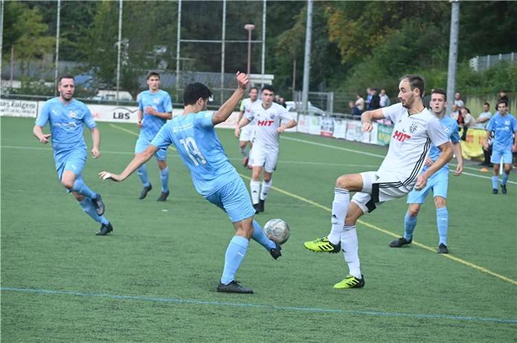 Wer ist zuerst am Ball? Tim Schneider (rechts) vom TuS Mayen oder der Malberger Dennis Märzhäuser.