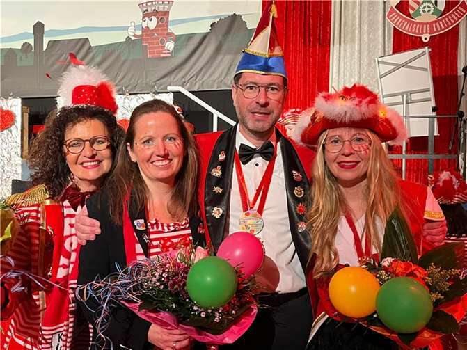 Wer jetzt gefallen am Kurtscheider Karneval gefunden hat, es gibt noch Karten für die Möhnensitzung am Donnerstag, 16. Februar und für die große Prunksitzung am Samstag, 18. Februar unter Karten@hie-hoeh.de.