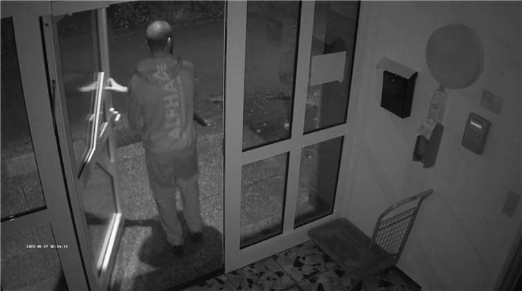Wer kann Angaben zu den Tatverdächtigen machen?  Foto: Polizei
