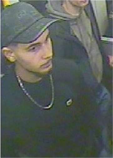 Wer kann Angaben zu den abgebildeten Tatverdächtigen machen? Foto: Polizei NRW