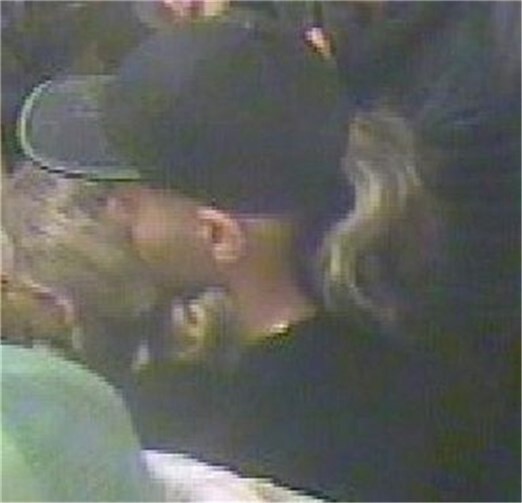 Wer kann Angaben zu den abgebildeten Tatverdächtigen machen? Foto: Polizei NRW