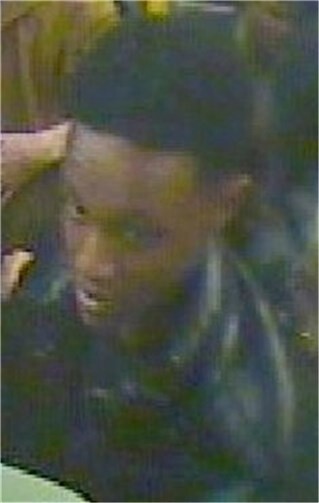 Wer kann Angaben zu den abgebildeten Tatverdächtigen machen? Foto: Polizei NRW