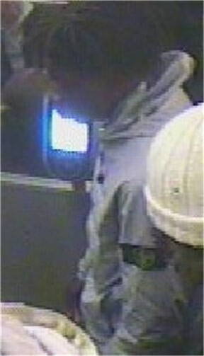 Wer kann Angaben zu den abgebildeten Tatverdächtigen machen? Foto: Polizei NRW