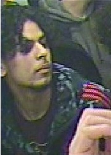 Wer kann Angaben zu den abgebildeten Tatverdächtigen machen? Foto: Polizei NRW