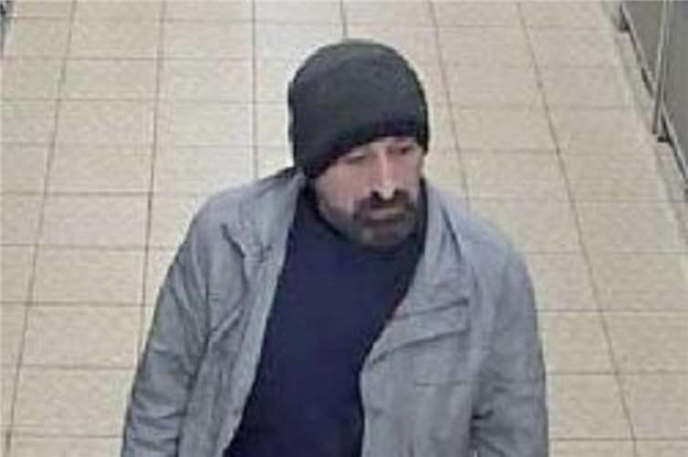 Wer kann Angaben zu den abgebildeten Tatverdächtigen machen? Foto: Polizei NRW