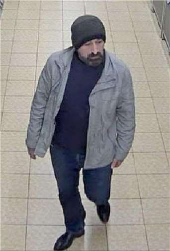 Wer kann Angaben zu den abgebildeten Tatverdächtigen machen? Foto: Polizei NRW