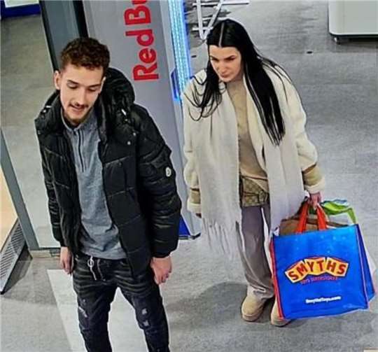 Wer kann Angaben zu den abgebildeten Tatverdächtigen machen? Foto: Polizei NRW