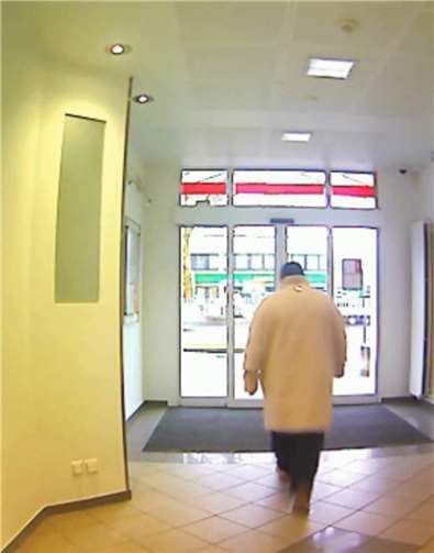 Wer kann Angaben zu der abgebildeten Tatverdächtigen machen? Foto: Polizei NRW