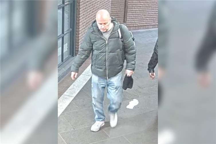 Wer kann Angaben zur Identität des Mannes machen? Foto: Polizei