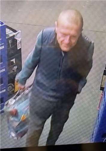 Wer kann Angaben zur Identität des Tatverdächtigen geben. Foto: Polizei NRW