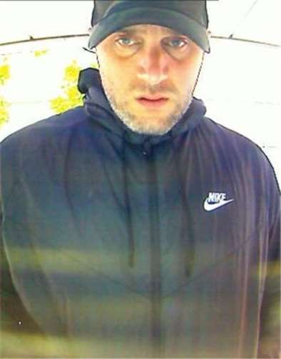 Polizei sucht Geldautomaten-Betrüger Wer kann Hinweise auf die Identität des Tatverdächtigen geben? Foto: Polizei NRW