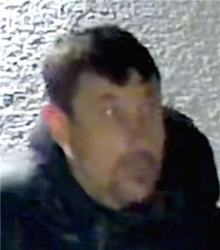 Wer kann Hinweise zu den abgebildeten Tatverdächtigen geben? Foto: Polizei NRW