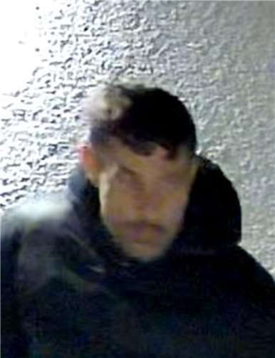 Wer kann Hinweise zu den abgebildeten Tatverdächtigen geben? Foto: Polizei NRW