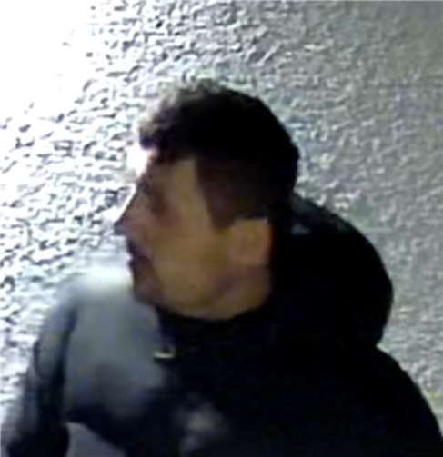 Wer kann Hinweise zu den abgebildeten Tatverdächtigen geben? Foto: Polizei NRW