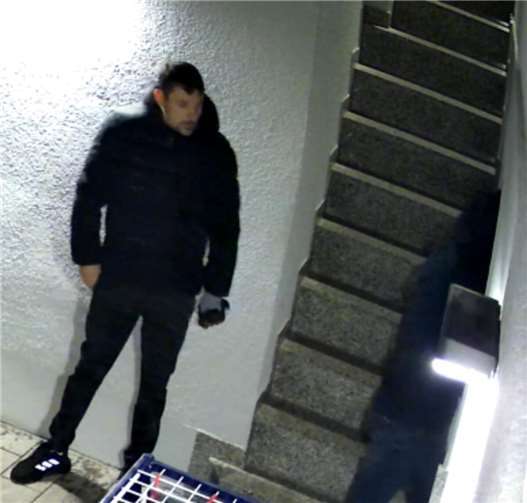 Wer kann Hinweise zu den abgebildeten Tatverdächtigen geben? Foto: Polizei NRW