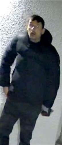 Wer kann Hinweise zu den abgebildeten Tatverdächtigen geben? Foto: Polizei NRW