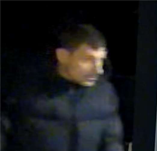 Wer kann Hinweise zu den abgebildeten Tatverdächtigen geben? Foto: Polizei NRW