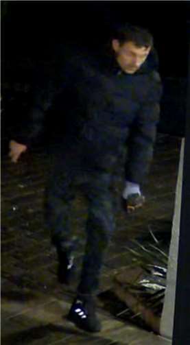 Wer kann Hinweise zu den abgebildeten Tatverdächtigen geben? Foto: Polizei NRW