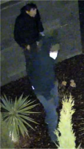 Wer kann Hinweise zu den abgebildeten Tatverdächtigen geben? Foto: Polizei NRW