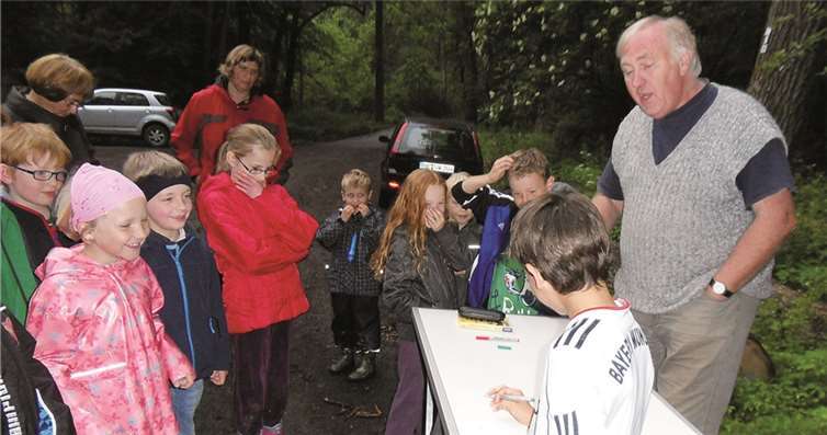 „Wer kann ein Glühwürmchen malen?“ fragte Manfred Braun die Kinder am Anfang der Wanderung. privat