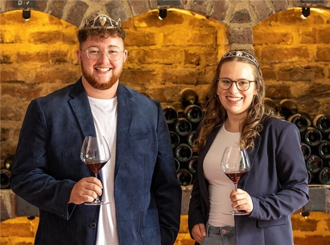 Wer kann sich vorstellen, in der Amtszeit 2026/27 in die Fußstapfen von Ahrweinkönig Felix Lüdenbach und Ahrweinprinzessin Katharina Bongart zu treten?  Foto: Dominik Ketz