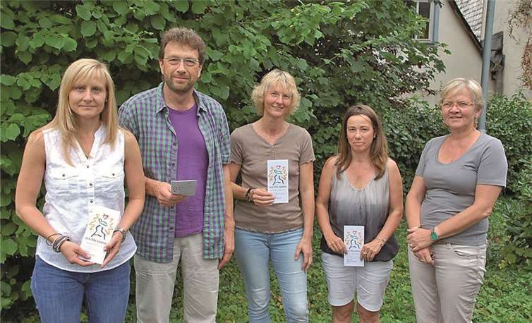 Wer keine Hilfe hat, bekommt sie von wellcome. Wie ein guter Engel kommt die ehrenamtliche Mitarbeiterin der Familie zu Hilfe.privat