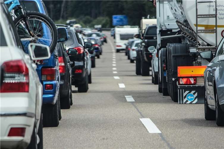 Wer keine Rettungsgasse bildet, muss kräftig zahlen. Wer die Gasse als Möglichkeit zu Weiterfahrt nutzt, fährt bald gar nicht mehr. Foto: pixabay.com