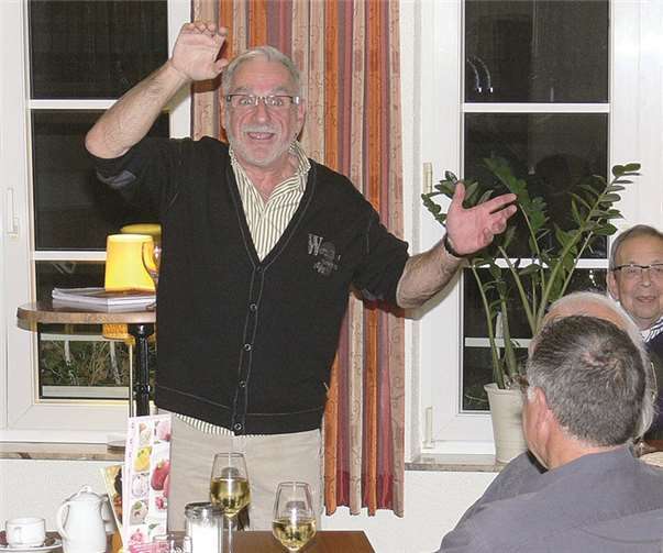 Wer lediglich eine Lesung erwartet hatte, zeigte sich von der „Stand-up-Präsentation“ des Peter Nüesch positiv überrascht.TE