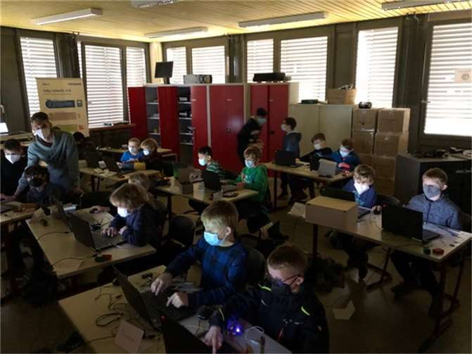 Wer lieber in den Bereich Technik hineinschnuppern wollte, konnte beim Programmieren mit Scratch Figuren zum Leben erwecken und Geschichten programmieren.