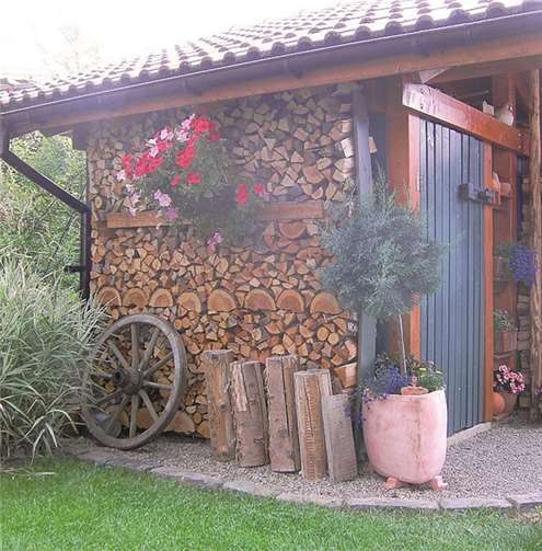 Wer mit Holz heizt, braucht einen großen trockenen Lagerraum - das gilt für Scheitholz genauso wie für Holzpellets.Landesforsten RLP / Johannes Krisinger.