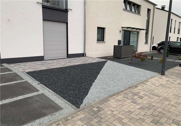 Wer möchte seinen Schottergarten in einen blühenden Vorgarten umwandeln, der kann sich jetzt bei der Stadt bewerben. Foto: privat