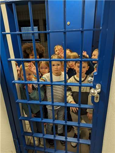 Wer mutig genug war, durfte sich mit einer Erzieherin für einen kurzen Moment in dieser Zelle einschließen lassen.  Foto: Stephanie Weber
