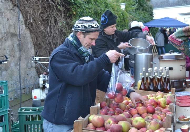 Wer nach Maria Laach kommt, muss natürlich die Laacher Äpfel probieren, in fester und in flüssiger Form, als Saft, Schnaps oder als Laacher Bio-Apfelpunsch.