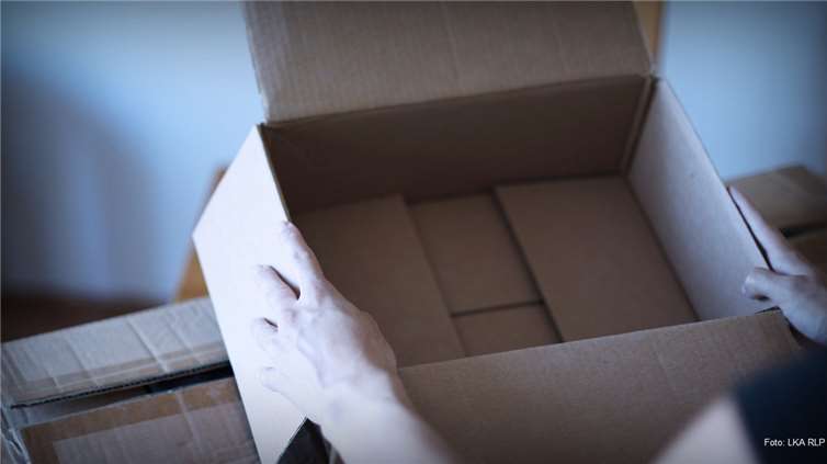 Wer nach einer Bestellung im Internet plötzlich ein leeres Paket nach Hause bekommt, wurde höchstwarhscheinlich Opfer von Betrügern. Foto: LKA Rheinland-Pfalz