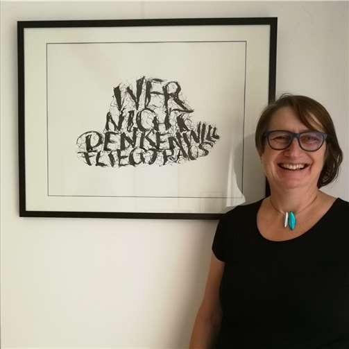 „Wer nicht DENKEN kann fliegt raus“ - Barbara Schwinges ist für die Kulturstadt Unkel „drin“ in der gleichnamigen Kunstausstellung in Kamen und Künstlergemeinschaft REFLEX. Foto: Kulturstadt Unkel am Rhein