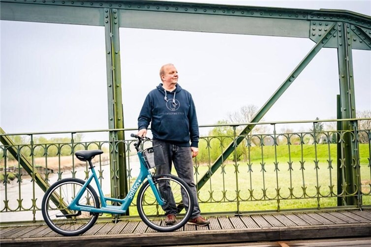 Wer nicht mehr so gut zu Fuß ist, braucht nicht immer gleich einen Rollator. Oft kann ein Laufrad eine gute Alternative sein.