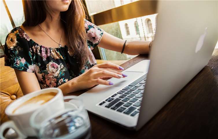 Wer nicht wieder Vollzeit in den Beruf einsteigen möchte, kann flexibel von zu Hause aus arbeiten und berufliche Termine mit denen der Familie abstimmen. Foto: Pixabay/pexels