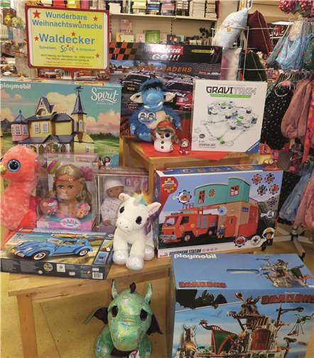 Wer noch ein Nikolaus- oder Weihnachtsgeschenk sucht, findet bei Waldecker einen Weihnachtswunsch-Tisch mit vielen Geschenkideen.