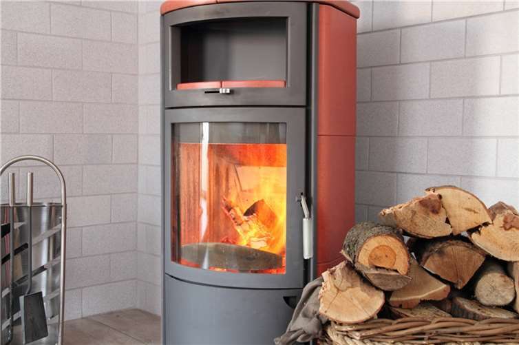 Wer noch nicht über einen modernen Ofen verfügt, ist zum neuen Jahr womöglich zu einem Austausch gezwungen. Foto: maho / Fotolia.