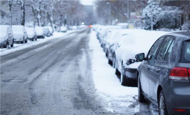 Wer ohne wintertaugliche Reifen unterwegs ist, gefährdet sich selbst und andere Verkehrteilnehmer. 