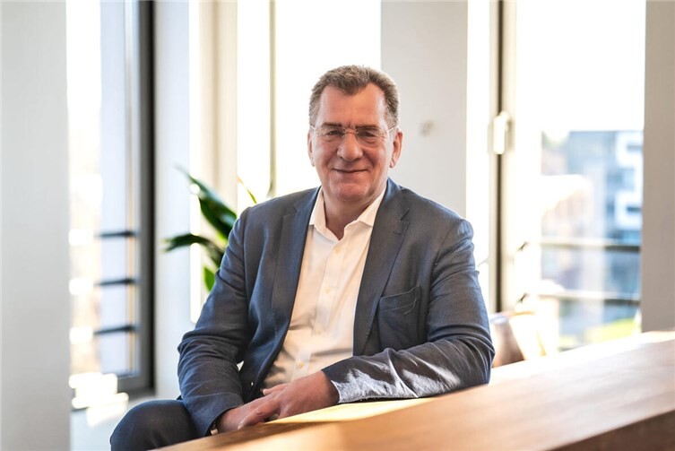 „Wer seine Liebsten in einer schwierigen Lebenssituation wirkungsvoll entlasten will und über den Tod hinaus selbstbestimmt handeln möchte, sollte seine Gedanken in verantwortungsvolles Handeln überführen“, empfiehlt Dietmar Diegel, Vorsorgeexperte bei Dela Lebensversicherungen.