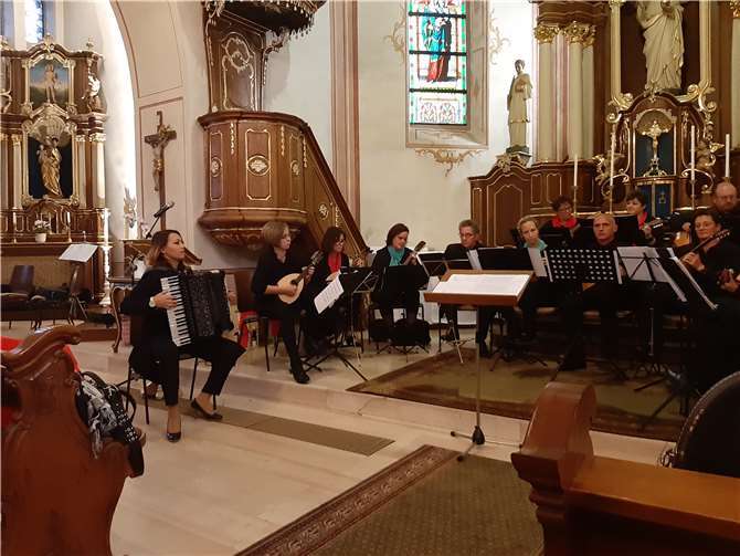 Wer sich bei dem verregneten Wetter auf heiterere Gedanken eines an diesem Tage ausbleibenden, goldenen Oktobers bringen wollte, der hat als Besucher des Herbstkonzertes des Mandolienorchesters Heiligenroth die richtige Entscheidung getroffen.