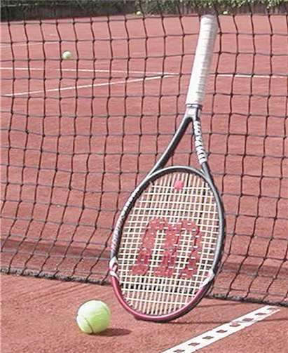 Wer sich einmal im Tennisspiel versuchen möchte , bekommt beim Probetraining des SV Vettelschoß-Kalenborn sogar einen Schläger gestellt. privat