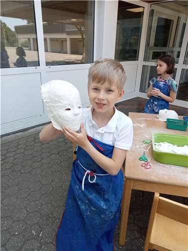 Wer sich es zutraute, ließ sich eine (oder sogar zwei) Gipsmaske/n vom Gesicht machen und malte auch diese danach an.