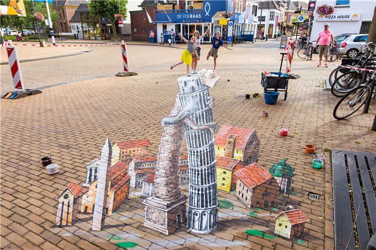 Wer sich mit den Street-Art-Kunstwerken fotografieren lässt, wird selbst ein Teil davon. Foto: Chiel Eijt