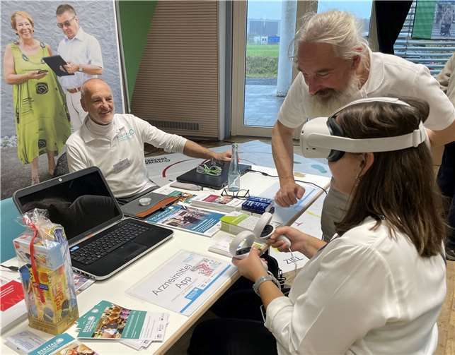 Wer sich von der Verkehrswacht Mayen-Koblenz die Rauschbrille auslieh, merkte, dass er mit vorgegaukelten 0,8 Promille durch die Doppelsichtigkeit komplett fahr-, eigentlich auch gehuntüchtig war.  Fotos: VGV Maifeld